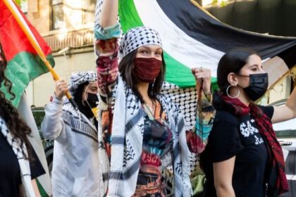 Mengenal Sejarah Hirbawi, Pabrik Kufiya Terakhir di Palestina