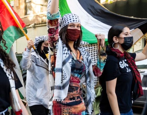 Mengenal Sejarah Hirbawi, Pabrik Kufiya Terakhir di Palestina