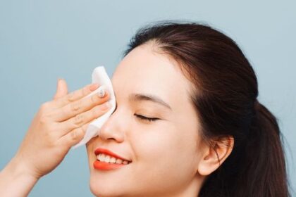 Micellar Water vs Milk Cleanser, Mana yang Paling Ampuh?
