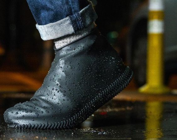 Tips Pilih Sepatu Kerja yang Tepat saat Musim Hujan