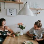 5 Zodiak Paling Suka Bergosip dengan Teman