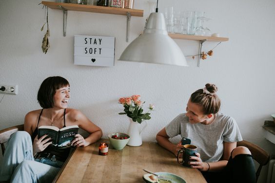 5 Zodiak Paling Suka Bergosip dengan Teman