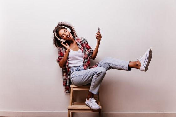 5 Rekomendasi Lagu Indonesia Bikin Semangat Hari Seninmu!