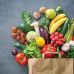 7 Buah dan Sayur Tak Perlu Mengupas Lagi Kulitnya!