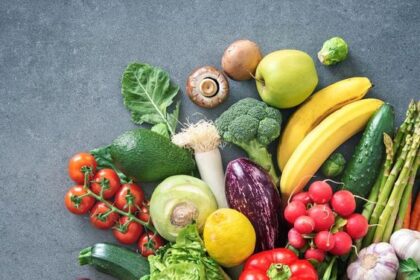7 Buah dan Sayur Tak Perlu Mengupas Lagi Kulitnya!