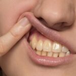 6 Cara Memutihkan Gigi Secara Alami, Gak Khawatir Saat Ngopi!