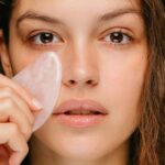 5 Manfaat Gua Sha untuk Wajah dan Cara Penggunaannya