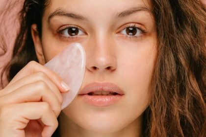 5 Manfaat Gua Sha untuk Wajah dan Cara Penggunaannya
