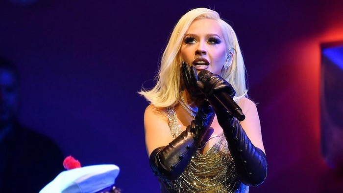 Christina Aguilera Tampil Kenakan Rancangan Desainer Indonesia