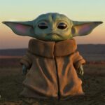Baby Yoda, yang secara resmi dikenal sebagai "The Child" dalam alam semesta Star Wars, telah menaklukkan hati para penggemar di seluruh dunia dengan kehadiran yang menggemaskan dan menawan. Diperkenalkan dalam seri Disney+ "The Mandalorian," makhluk kecil berwarna hijau dan misterius ini berasal dari spesies yang sama dengan Yoda yang bijak dan kuat. Meskipun berukuran kecil, Baby Yoda menunjukkan kepekaan terhadap Force yang luar biasa, menampilkan kemampuan yang luar biasa yang menambahkan lapisan menarik dalam narasi Star Wars. Kepiawaian Baby Yoda dalam menggunakan Force dan perilaku nakalnya telah menjadikannya fenomena budaya, menginspirasi banyak meme dan produk merchandise. Latar belakang misterius Baby Yoda dan keterhubungannya dengan Force terus menjadi titik fokus perhatian, menjadikannya tambahan yang dicintai dan ikonik dalam warisan Star Wars.