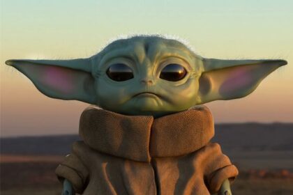 Baby Yoda, yang secara resmi dikenal sebagai "The Child" dalam alam semesta Star Wars, telah menaklukkan hati para penggemar di seluruh dunia dengan kehadiran yang menggemaskan dan menawan. Diperkenalkan dalam seri Disney+ "The Mandalorian," makhluk kecil berwarna hijau dan misterius ini berasal dari spesies yang sama dengan Yoda yang bijak dan kuat. Meskipun berukuran kecil, Baby Yoda menunjukkan kepekaan terhadap Force yang luar biasa, menampilkan kemampuan yang luar biasa yang menambahkan lapisan menarik dalam narasi Star Wars. Kepiawaian Baby Yoda dalam menggunakan Force dan perilaku nakalnya telah menjadikannya fenomena budaya, menginspirasi banyak meme dan produk merchandise. Latar belakang misterius Baby Yoda dan keterhubungannya dengan Force terus menjadi titik fokus perhatian, menjadikannya tambahan yang dicintai dan ikonik dalam warisan Star Wars.