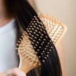 Waktu dan Cara Bersihkan Sisir Rambut Menurut Ahli