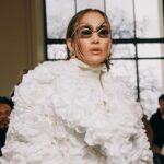 Jennifer Lopez Pakai Jaket Bertabur 7000 Kelopak Mawar Asli