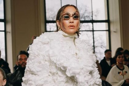 Jennifer Lopez Pakai Jaket Bertabur 7000 Kelopak Mawar Asli