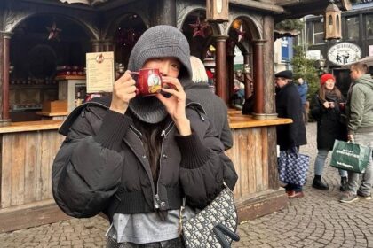 7 Tren Aksesori Outfit Musim Dingin Artis Korea yang Nyentrik