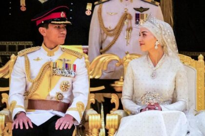 Anisha Rosnah Pakai Gaun Putih Berhias Emas yang Elegan