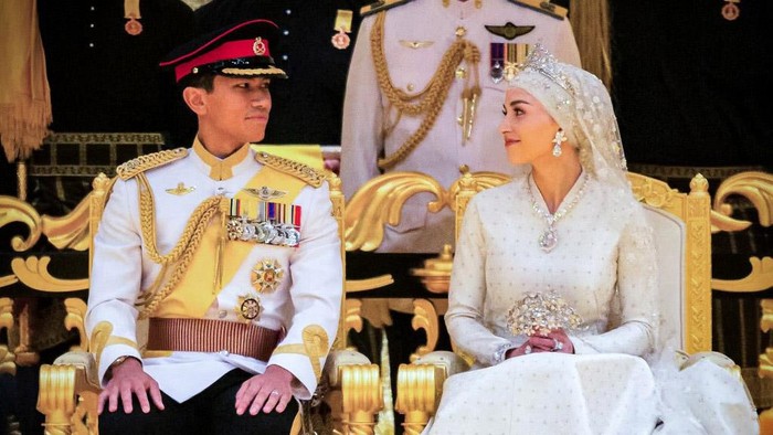 Anisha Rosnah Pakai Gaun Putih Berhias Emas yang Elegan
