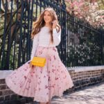 5 Ide Outfit ala Selebriti Tampil Cantik dan Feminin