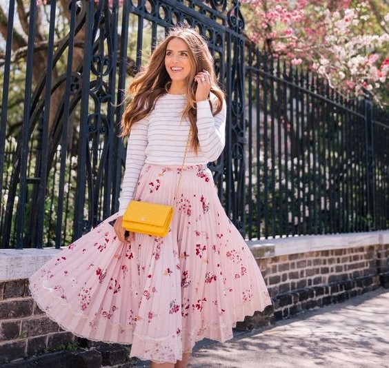 5 Ide Outfit ala Selebriti Tampil Cantik dan Feminin