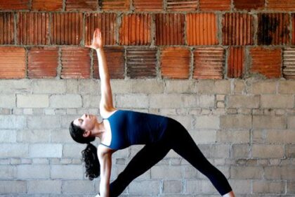 4 Pose Yoga yang Bisa Atasi Sakit Punggung, Tertarik Mencoba?