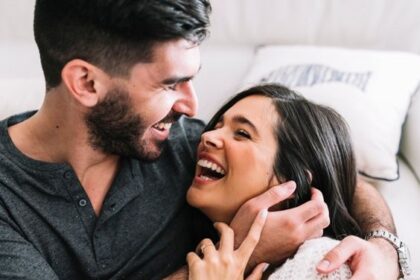 4 Zodiak Love Language Physical Touch, Seneng Gandengan!