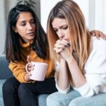 Tips Membantu Teman yang Terjebak dalam 'Abusive Relationship'