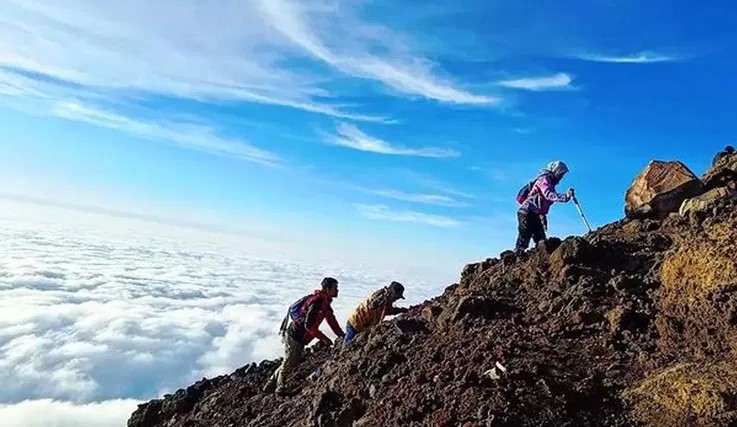Mitos-mitos Gunung Slamet yang Pendaki dan Warga Percayai