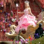 Ariana Grande Tampil Serba Pink sebagai Glinda