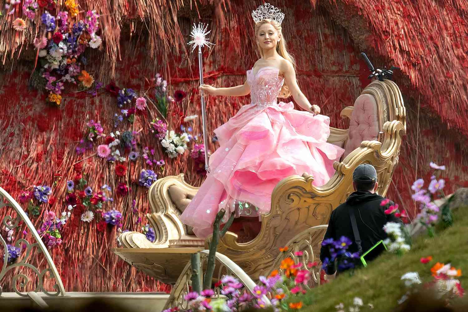 Ariana Grande Tampil Serba Pink sebagai Glinda