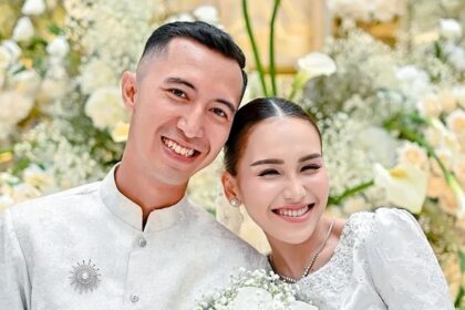 Intip Outfit Ayu Ting Ting Pakai Serba Putih saat Acara Lamarannya