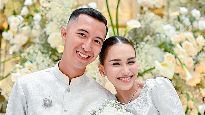 Intip Outfit Ayu Ting Ting Pakai Serba Putih saat Acara Lamarannya