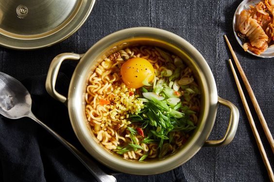 Tips Tetap Bisa Konsumsi Mi Instan Walau Sedang Diet