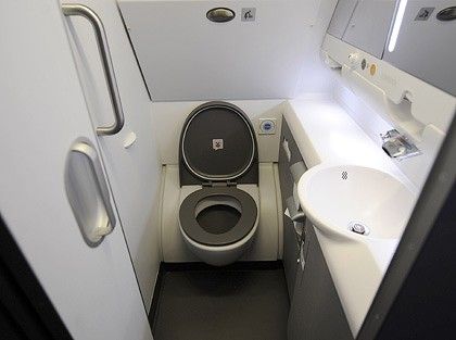 Pramugari Menyarankan Hindari Pakai Tisu Toilet Pesawat