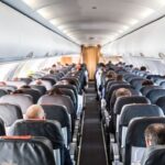 Alasan Sebaiknya Jangan Lepas Sepatu Saat di Pesawat