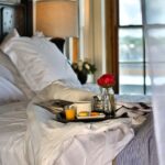 Alasan Jangan Tinggalkan Kamar Hotel Berantakan