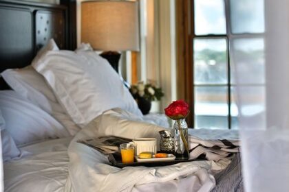 Alasan Jangan Tinggalkan Kamar Hotel Berantakan