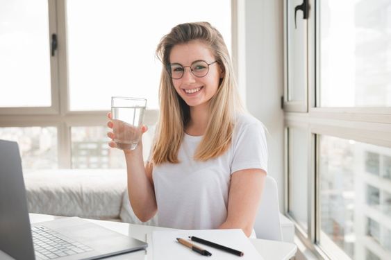 Kapan Minum Air yang Tepat Setelah Makan?
