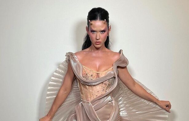 Katy Perry Pakai Gaun Karya Desainer Indonesia Tuai Perhatian