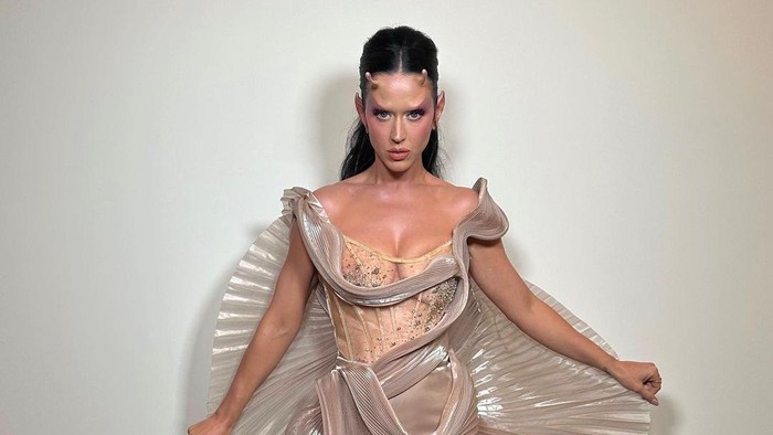 Katy Perry Pakai Gaun Karya Desainer Indonesia Tuai Perhatian
