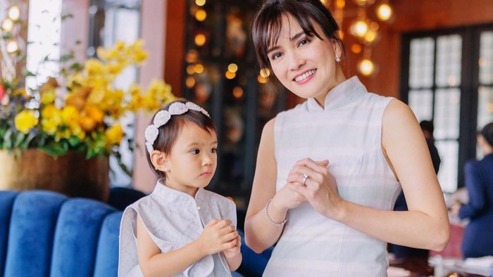 5 Inspirasi Outfit Imlek Favorit dari Para Artis