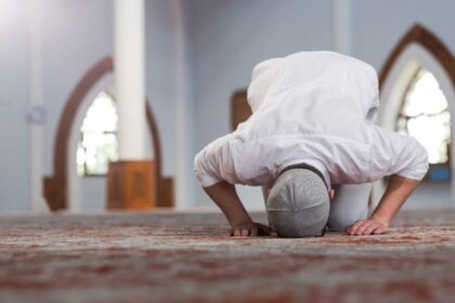 Hukum Buru-buru Salat saat Azan Masih Berkumandang