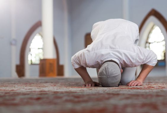 Hukum Buru-buru Salat saat Azan Masih Berkumandang