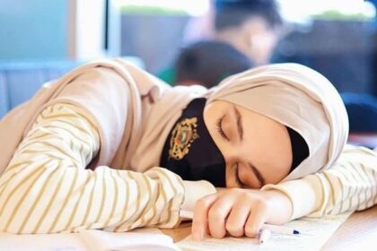 5 Kebiasaan yang Membuat Badan Lemas Saat Puasa