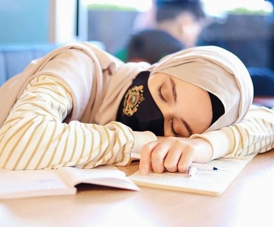 5 Kebiasaan yang Membuat Badan Lemas Saat Puasa