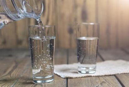 Cara Atur Minum Air Putih 8 Gelas per Hari Selama Puasa