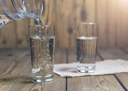 Cara Atur Minum Air Putih 8 Gelas per Hari Selama Puasa