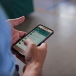 Cara Blur Tampilan WhatsApp Supaya Tak 'Diintip' Orang Lain!