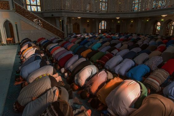 Salat Tarawih Kilat 7 Menit, Ini Hukum Salat Terburu-buru