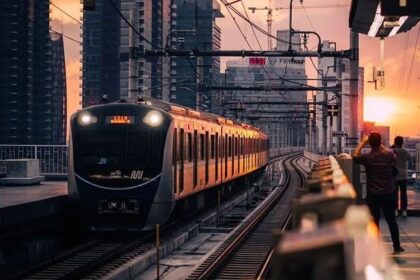 Aturan Buka Puasa di KRL, MRT, dan TransJakarta