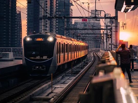 Aturan Buka Puasa di KRL, MRT, dan TransJakarta